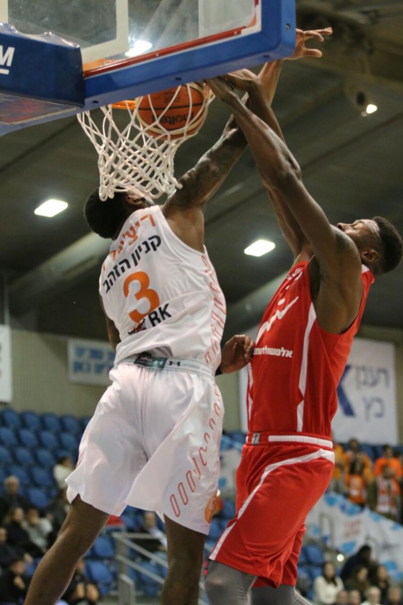 ג'ף אלן מטביע את ראשון לציון. קלע 29 נקודות (צילום: באדיבות אורן דוד)